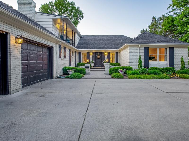 What Causes Cracks in a Cement Driveway?